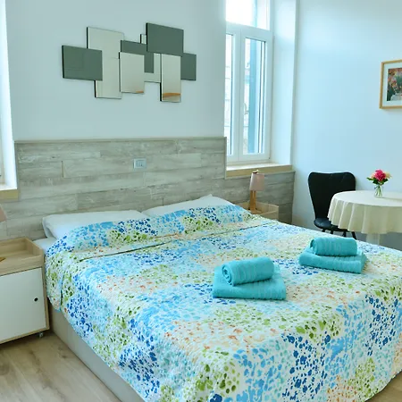 3 Flowers On Rokova St-5 Min To Old Town