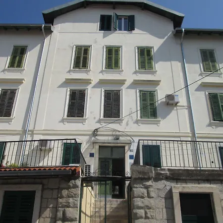 3 Flowers On Rokova St-5 Min To Old Town Apartman *