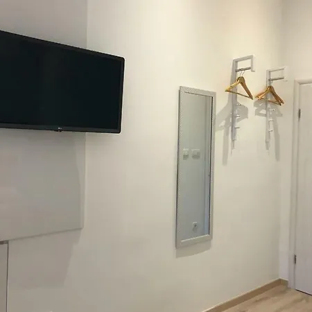 3 Flowers On Rokova St-5 Min To Old Town